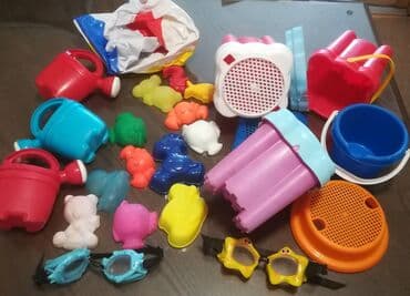 zara helanke sa prorezom: Igračke plastične, 20 kom sve za 1000 din. 12 figurica, 3 kantice, 4 — 3