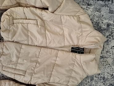 Sweatpants: Puf jakna u bež/šampanj nijansi - Kratki model sa visokim, „stand-up” — 4