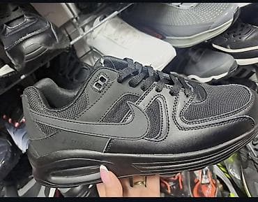 Crne sportske patike sa niskim profilom i punim đonom. Gornjište