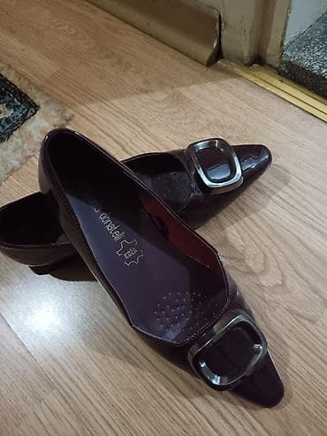 Set ženskih cipela – 9 pari 1) Bordo lakovane cipele sa niskom