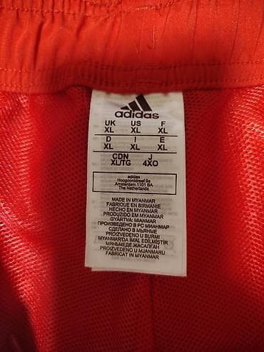 bele pantalone i sako: Bermude i šortsevi Adidas, bоја - Crvena — 2