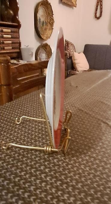 forma ideale trosedi i dvosedi cene: Držači za ukrasne tanjire i slike. Metalni.Ima ih 5 komada. Cena — 2