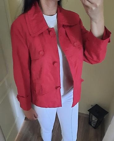 Crvena jaknica za prelazno vreme. Mere: Ramena poluobim 40cm Grudi