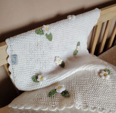 hm kaputi za devojcice: Ćebence za bebe
Dimenzija 66 x 48 cm.
Akril 100 %
Ručno pleteno — 3