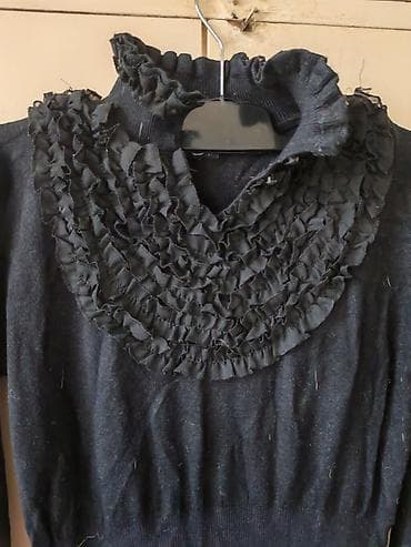 balextra haljine: Crna pletena haljina sa dugim rukavima i ukrasnim karnerima - Model — 2