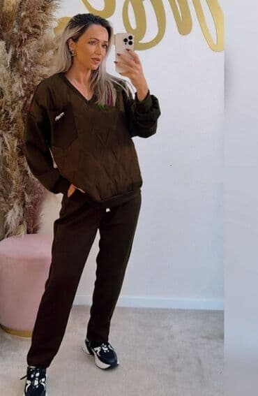 Donji delovi trenerke: Kompleti
Cena 3600
Uni vel.
V30 — 3