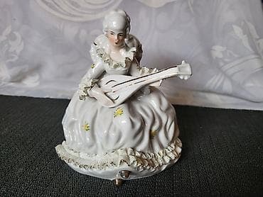 ukrasne figure: Nemacka nova figura dama sa mandolinom iz 70ih godina. Porcelanska — 4