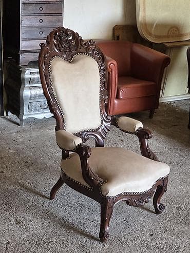 Antikvrska fotelja sa bogato rezbarenim drvenim okvirom - Stil