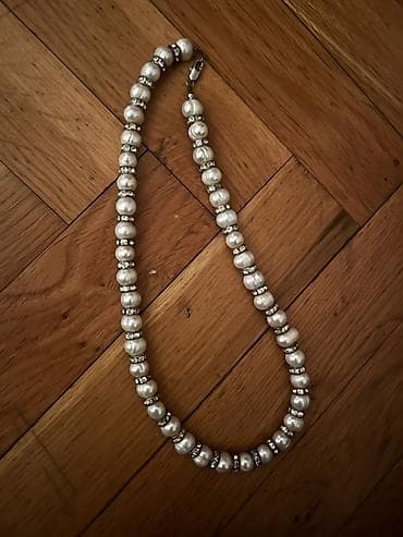 Ogrlica sa bisernim perlama i metalnim distancerima sa cirkonima -