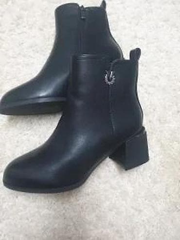 crocs papuce ukrasi: ZENSKE CRNE CIZMICE 4 | Karakteristike ženske obuće Boja Crna Opis — 4