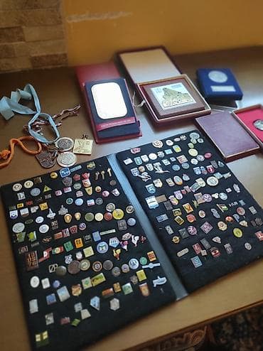 Donji delovi trenerke: Na prodaju ordenje i znacke iz bivse SFRJ Znacki ima oko 200 komada — 1