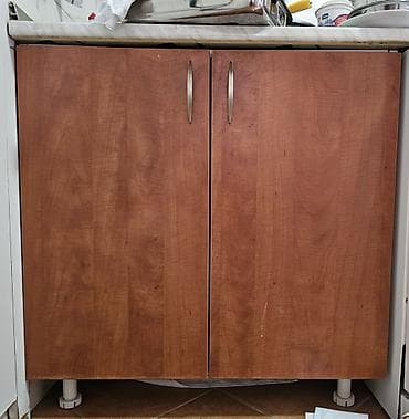 Prodajem elemente kuhinje. Gornji elementi su visine 80cm, dubine — 10