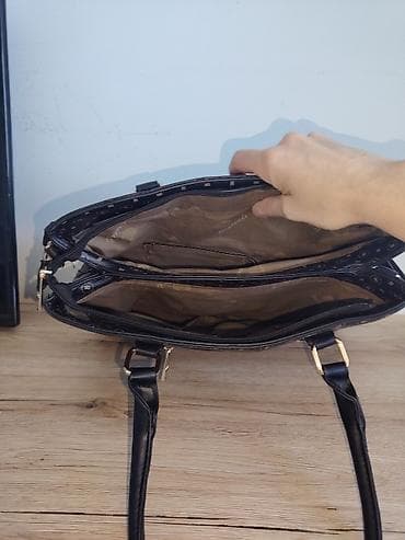 Lične stvari: Elegantna ženska torba – crna sa zlatnim detaljima i monogram printom — 3