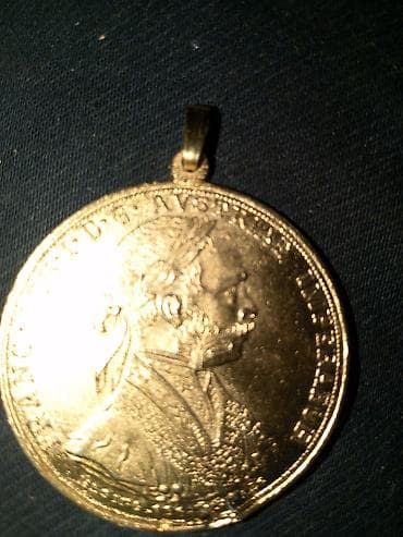 Zlatni privezak/medaljon sa motivom istorijske kovanice - Okrugli