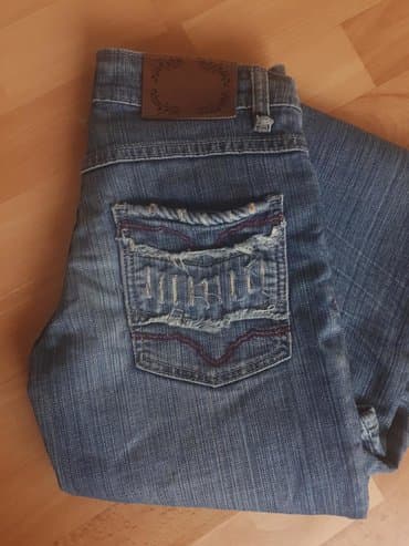 Prelepe farmerke 26 br. Kao na slici poluobim struka 35cm na lalafo.rs Prelepe farmerke 26 br. Kao na slici poluobim struka 35cm