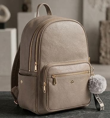 Moderan ženski ranac u bež/taope nijansi sa zlatnim metalnim