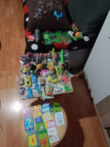 pametne igracke za decu: Raznovrstan set igračaka, uključujući automobile, figure i druge sitne — 4