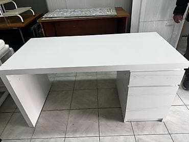 Radni/računarski sto – bela boja, moderan minimalistički dizajn -