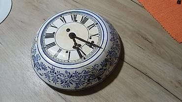 polovni tanjiri: Zidni sat od keramike/porcelana sa mehanizmom na navijanje. - — 2