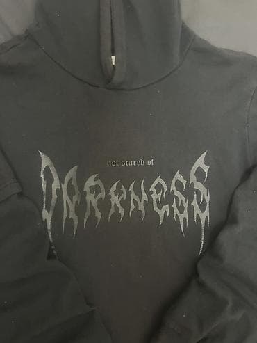 ciklama sako: Crna dukserica sa kapuljačom, uniseks kroja. Napred je — 2