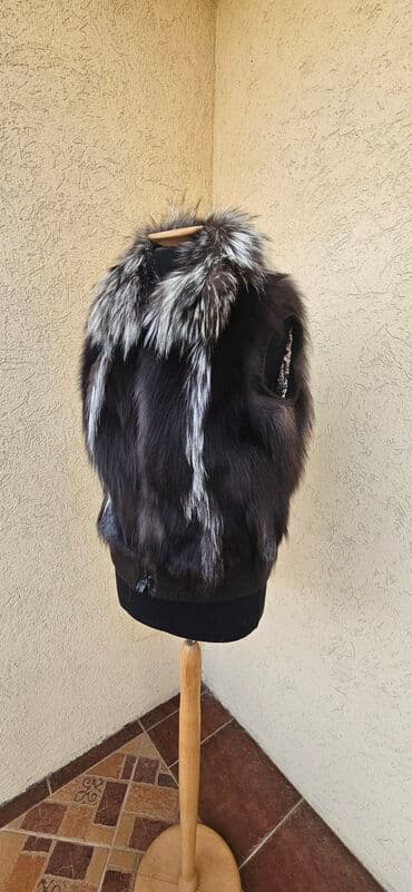 Parke: Ženski krzneni prsluk od srebrne lisice - Model: bez rukava, klasičan — 2