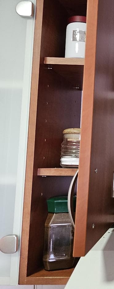 Prodajem elemente kuhinje. Gornji elementi su visine 80cm, dubine — 8