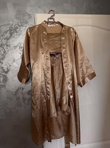 Trodelni komplet set koji se sastoji od : Sortsa/majice/ogrtaca