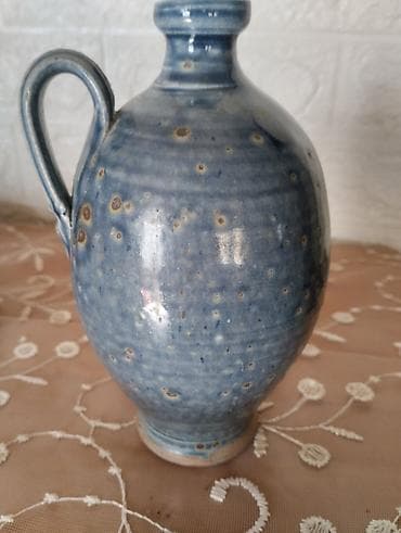 Ručno rađena keramička bokal-vaza sa drškom, glazirana u nijansama