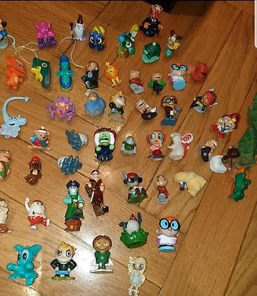 igracka avion: Razne figure igrackice cikice. Na komad Vecina su kinder suprise — 2