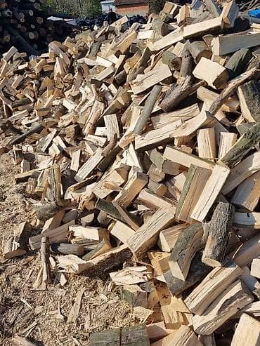 Cepana drva za ogrev i ljuspice za potpalu. Vrhunski kvalitet