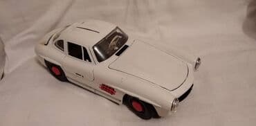 legendarni automobili 11 broj: Burago mercedes benz 300 sl, 1:18 fale oba branika,zalepljena z.hauba — 1