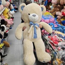 Dečija odeća: 👑Meda 120cm Cena: 6000 din 🌈 Opis: - Ogroman plišani meda visine — 3