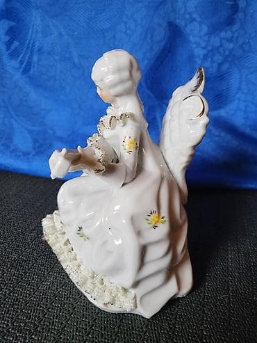 ukrasne figure: Nemacka nova figura dama sa mandolinom iz 70ih godina. Porcelanska — 10