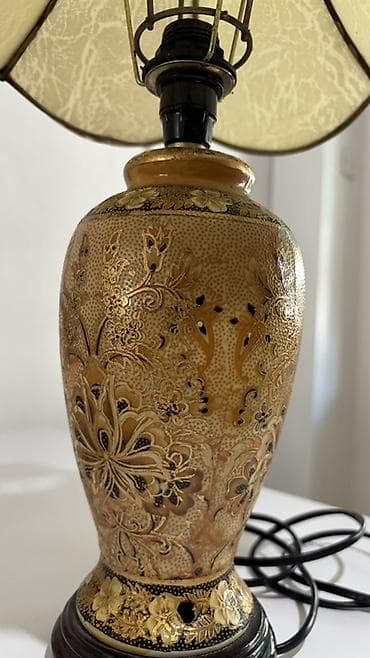 led satovi: Stona lampa sa dekorativnom keramičkom bazom i klasičnim abažurom. - — 2