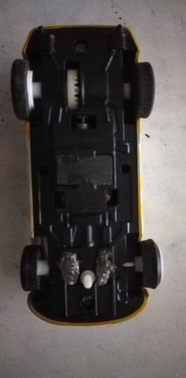 dečiji motor na akumulator: Autic za auto pistu jednosmerni motor 9,5 cm. ispravan,gume nisu — 4