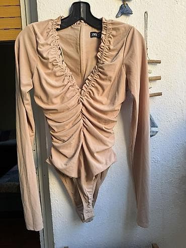 zara bez sako: ZARA bodi sa dugim rukavima u bež/ nude nijansi. Model sa dubokim — 1