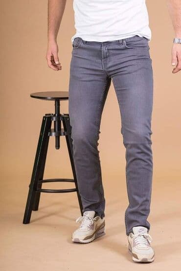 muške pidžame c a: JEANS FARMARICE TOP KVALITET Cena 3200 dinara Brojevi 40 Dzeparke — 16
