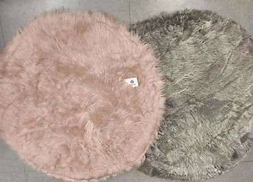 sinsay polica na tockice: Okrugli plišani tepisi – dekorativni krzneni izgled. Gornji sloj — 2