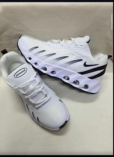 Sportske patike – bele, sa crnim detaljima i „Airmax” oznakom na