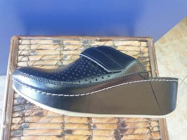 crocs zenske klompe: Kozne anatomske klompe 
Cena 3950 din 36-41 — 13