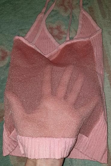 Roze letnja majica, pozadi til ili neki providan materijal, potpuno