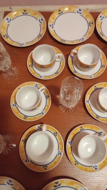 ikea sofe na razvlačenje: Case,soljice,tanjiri — 2