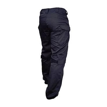 sive nike patike: Muške crne kargo pantalone, dizajnirane za praktičnost i izdržljivost — 3