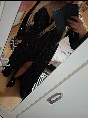 elegantni kacketi: Crna svečana haljina sa šljokicama - Boja: crna, kompletno prekrivena — 2