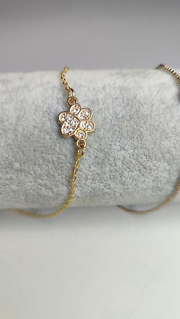 Novčanici: Zlatna narukvica sa medenjak-priveskom u obliku deteline/ cveta — 2