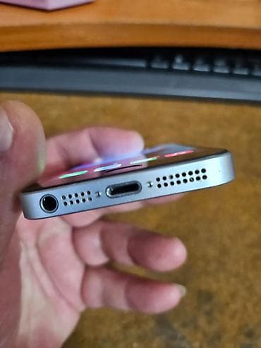 cena blutut slusalice: Apple iPhone SE – 16 GB telefon je potpuno ispravan sim free icloud — 5