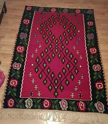 ložište za vatru: Ručno tkana dva ćilima – Prvi - 2.20x1.40 Drugi- 180x120 tradicialno — 2