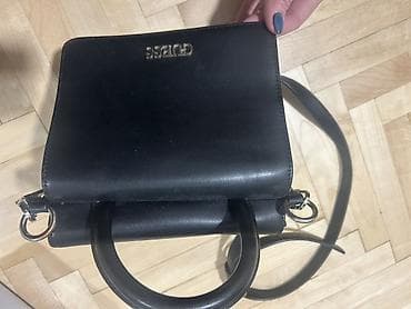 GUESS mini tašna – crna - Model: mini/boxy handbag sa tvrđom