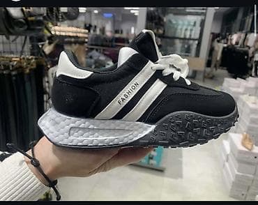 Crne sportske patike sa belim detaljima i pertlama. Gornjište je od