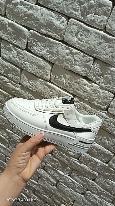 👑Broj 36-41 ✅Cena 2500 din Patike Nike Air – bele sa crnim Swoosh